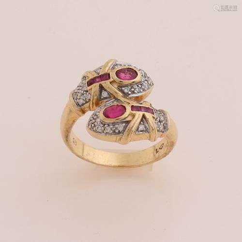 Bague en or jaune, 585/000, ornée de rubis et de diamants. L...