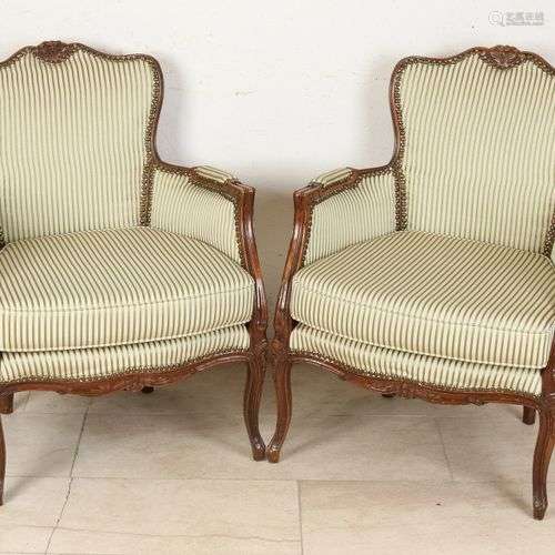Deux fauteuils de style baroque avec une belle tapisserie in...