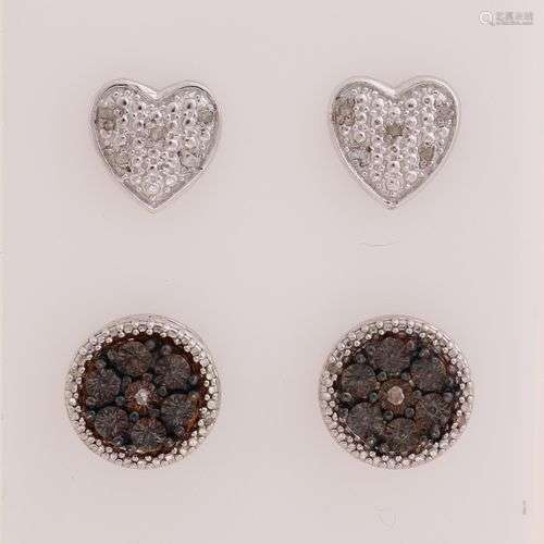 Deux paires de clous d'oreille en argent, 925/000, avec diam...