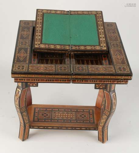 Petite table de jeu pliante nord-africaine avec intarsia. 20...