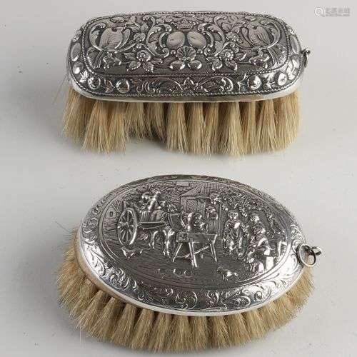 Deux brosses avec de l'argent, 833/000, brosse ovale avec un...