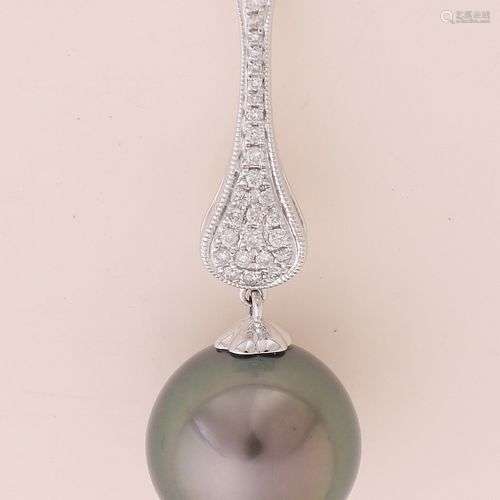 Pendentif en or blanc, 750/000, avec un diamant et une perle...