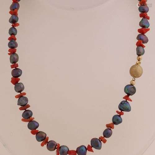 Collier de corail rouge et perles noires avec un fermoir en ...