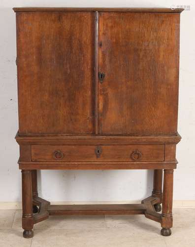 Rare armoire en chêne hollandais. très tôt vers 1720 Deux pi...