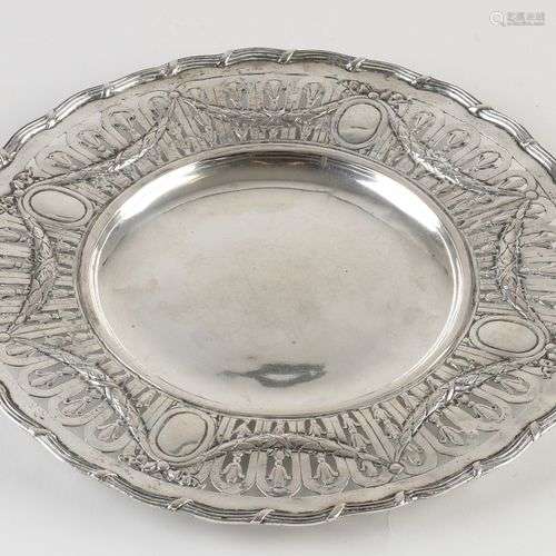 Coupe en argent, modèle à contour rond avec décor de culotte...