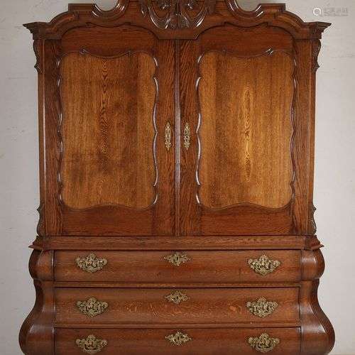 Armoire de style baroque en chêne hollandais. Vers 1920. Ave...