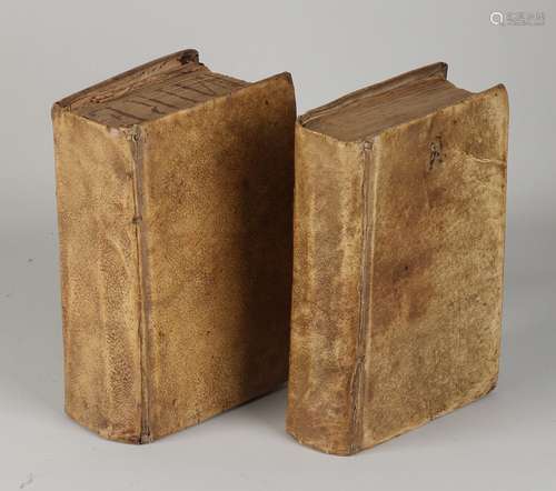 Deux dictionnaires anciens en parchemin. (1) Dictionnaire fr...