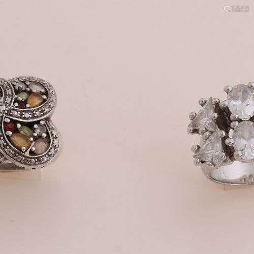 Deux bagues en argent, 925/000, avec pierres. Une bague avec...