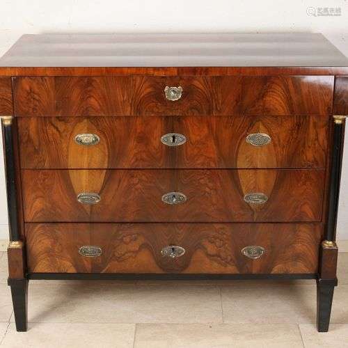 Commode Biedermeier en ronce de noyer d'Allemagne du Sud à c...