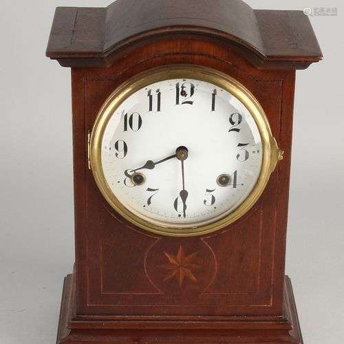 Horloge de table américaine ancienne en acajou. Circa 1910. ...