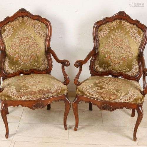 Deux chaises de style baroque avec une tapisserie en velours...