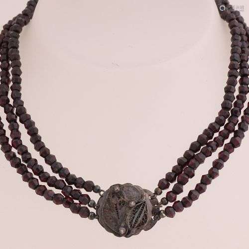 Collier de perles de grenat sur le fermoir en argent, 835/00...