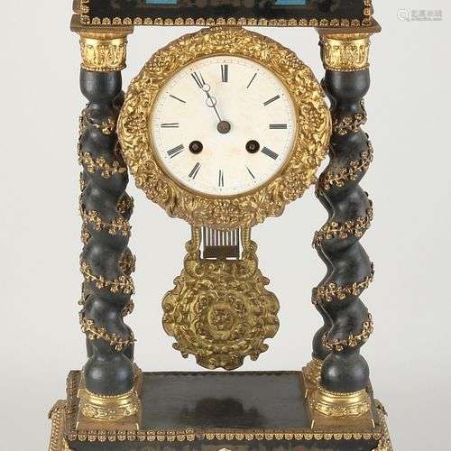 Horloge de portail française ancienne avec garnitures et inc...