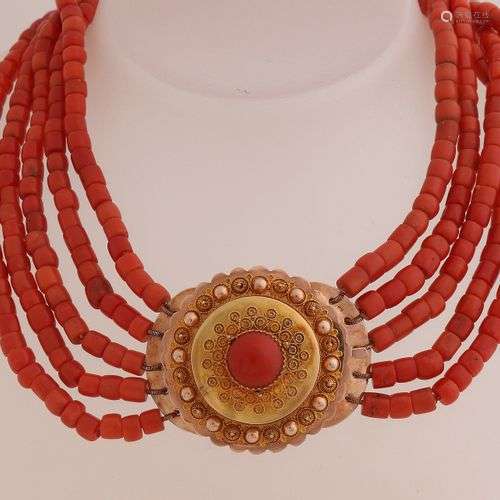 Collier de coraux rouges avec un fermoir régional en or jaun...