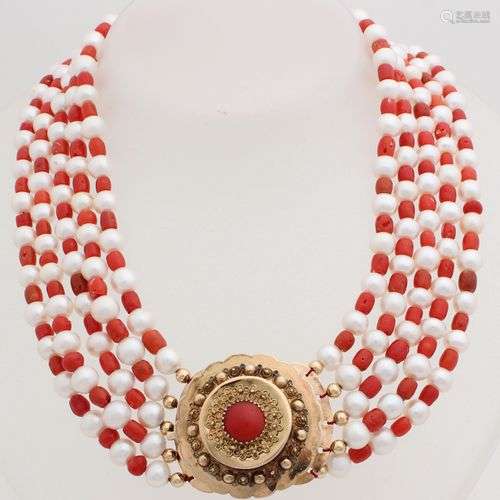 Collier de corail rouge et perles sur une broche régionale e...