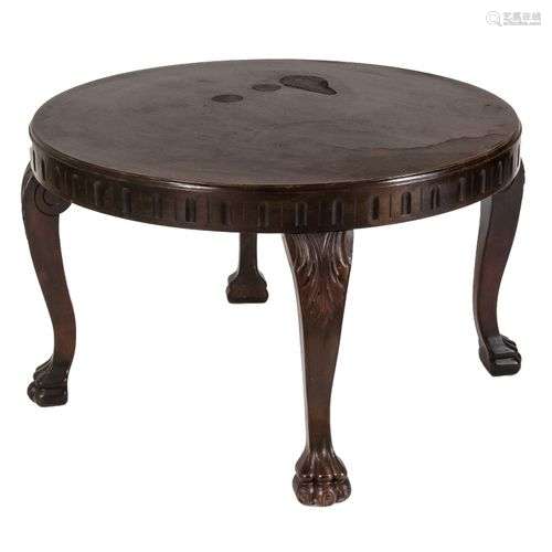 Table ronde en bois de hêtre teinté noyer avec pieds griffes...