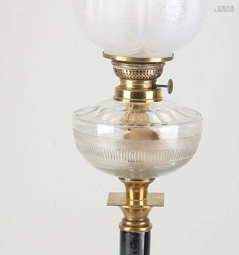 Lampe à pétrole sur pied en laiton antique avec réservoir en...