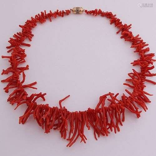 Collier de brindilles de corail rouge attachées à un fermoir...