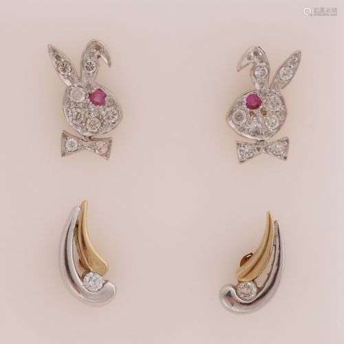 Deux paires de boucles d'oreilles en or, 585/000, avec des s...