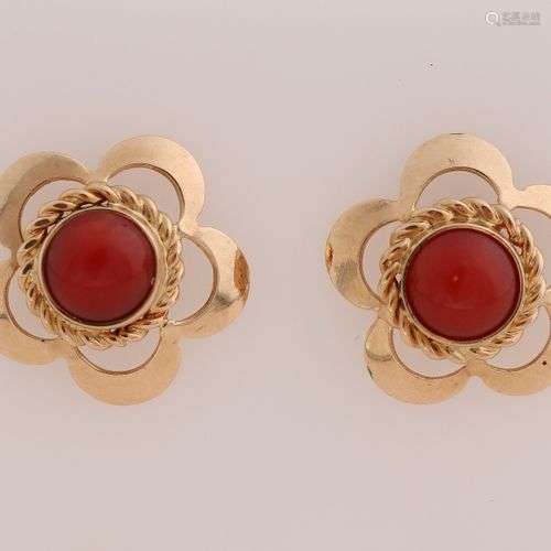 Clous d'oreilles en or jaune, 585/000, avec corail rouge. Cl...