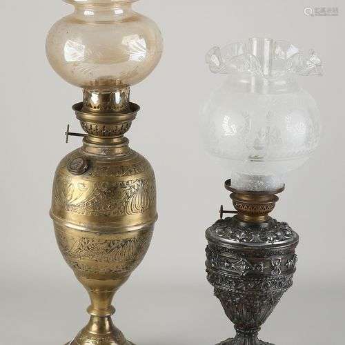 Deux lampes à pétrole historiques anciennes. Circa 1890. Aut...