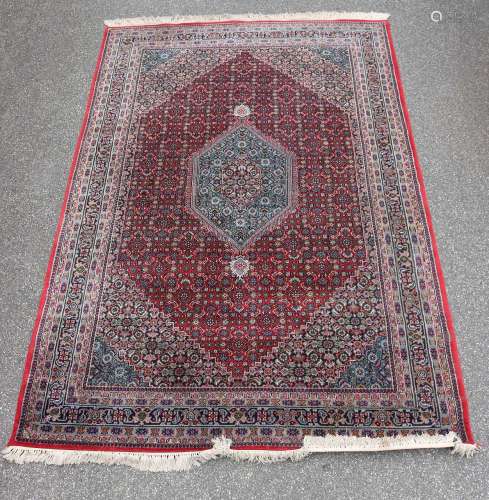 Grand tapis persan. Rouge-bleu, floral. Dimensions : 320 x 2...