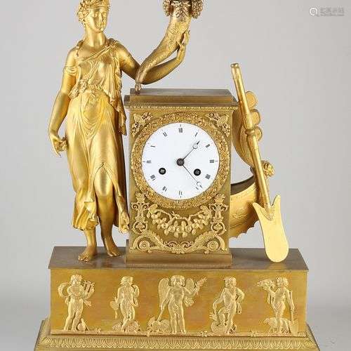 Grande horloge de cheminée française en bronze doré au feu. ...