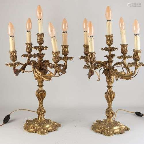 Deux grandes lampes de table en bronze néo rococo. Cinq lumi...