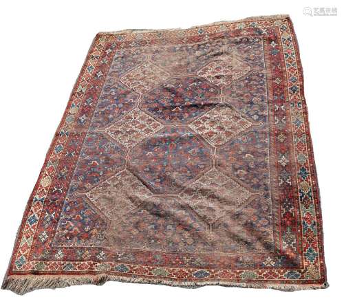Grand tapis persan ancien avec divers compartiments au milie...