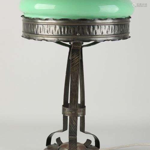 Lampe ancienne en fer forgé avec monogramme sur le fond et a...