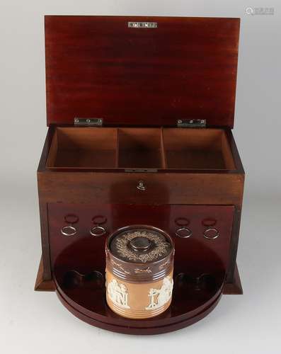 Grand humidor anglais ancien en acajou avec plaque en argent...