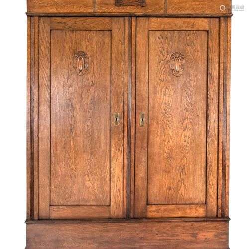 Armoire en chêne massif. Circa 1910. Meuble récemment restau...