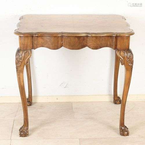 Ancienne table hollandaise en ronce de noyer avec pieds grif...