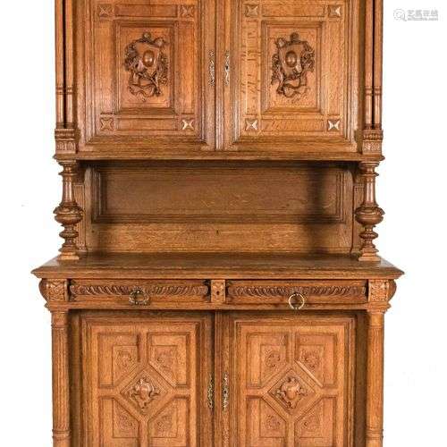 Buffet français. Vers 1880. Panneaux de porte en chêne clair...