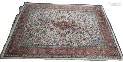 Très grand tapis persan. Ocre, floral. Dimensions : 292 x 38...