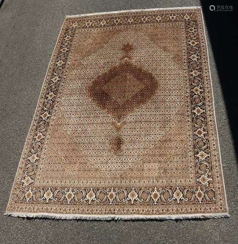 Tapis persan noué à la main avec un grand médaillon au centr...