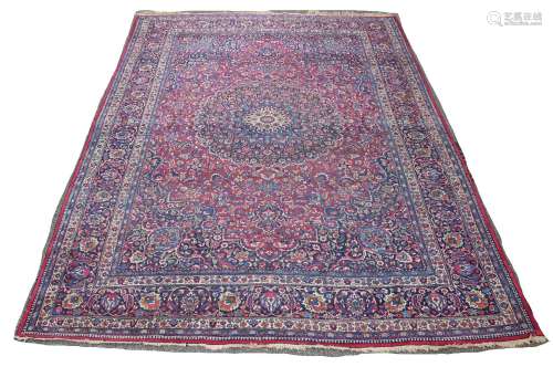 Très grand tapis persan. Violet-bleu, floral. Quelque chose ...