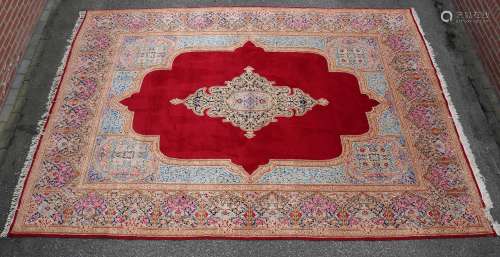 Grand tapis chinois. Rouge, floral. Dimensions : 280 x 404 c...