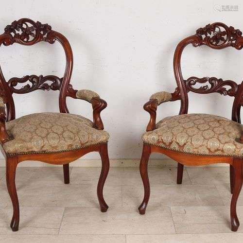 Paire de fauteuils Biedermeier en acajou avec sculptures flo...