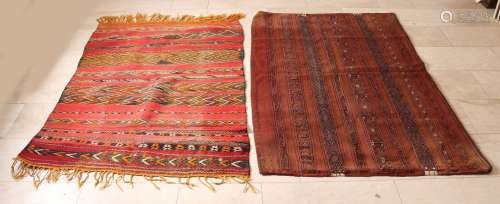 Deux tapis Kilim orientaux. Rouge + tons de terre. 20ème siè...