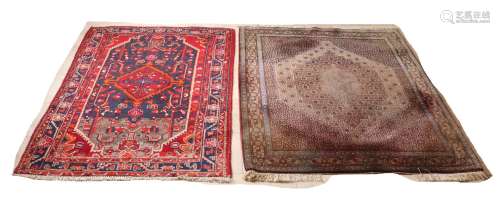 Deux anciens tapis persans. 20ème siècle. Divers. Dimensions...
