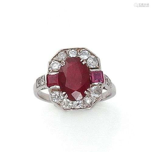 Bague en or gris 18K 750 millièmes ornée d’un rubis de taill...