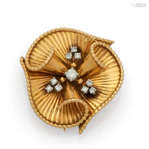 Broche en or jaune 18K 750 millièmes à motif de jupe virevol...