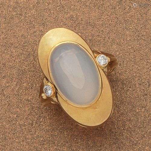 Bague en or jaune 18K 750 millièmes ornée d’un cabochon oval...