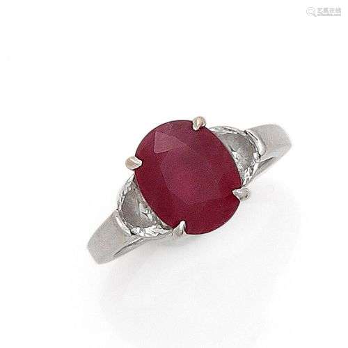 Bague en or gris 18K 750 millièmes ornée d’un rubis de taill...