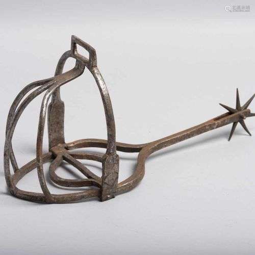 196. Un étrier-cage à éperon, France, XVIIe siècle,en fer d’...