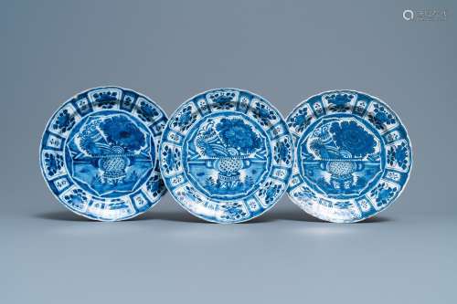 Trois plats en faïence de Delft en bleu et blanc à décor d'u...