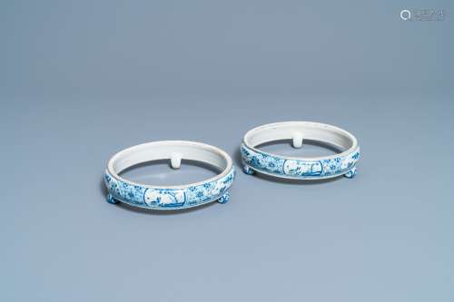 Une paire de supports de plats en faïence de Delft en bleu e...