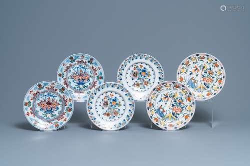 Trois paires d'assiettes en faïence polychrome de Delft, 18è...