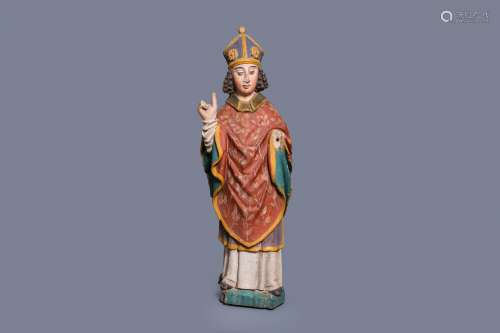 Une grande statue d'un évêque en chêne sculpté et polychromé...